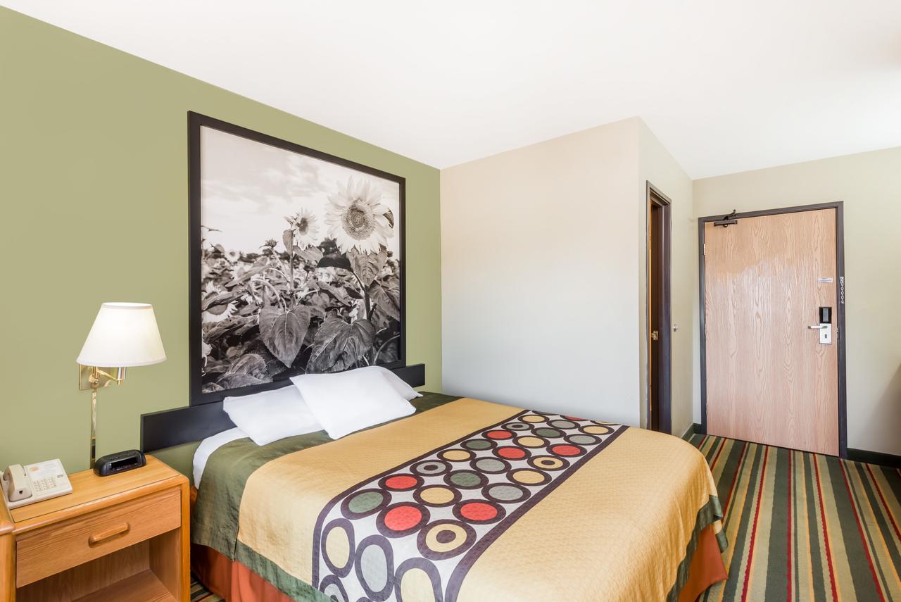 Super 8 By Wyndham Chanute Kültér fotó
